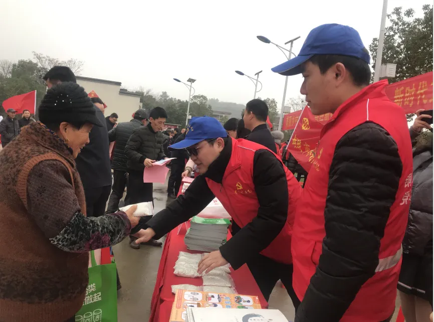 国星化工暖阳助力市“三下乡”活动 国星化工暖阳助力市“三下乡”活动